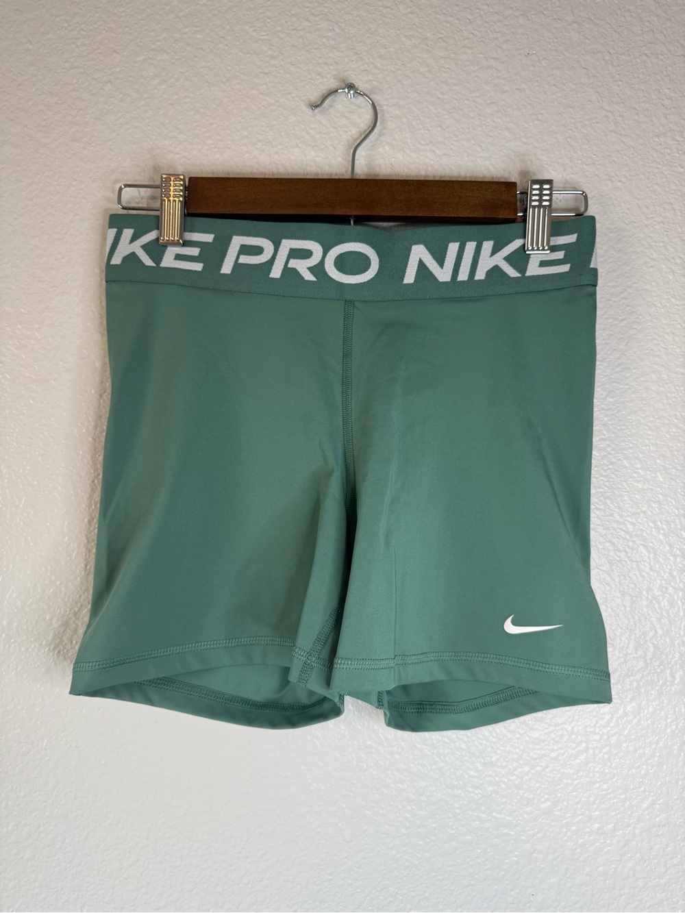 Nike Pro Dri-FIT 5” Compression Shorts Sage Green Women’s Medium